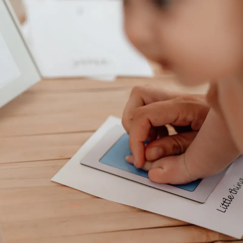 Kūdikio rankos/pėdos atspaudų lapeliai, mėlyna, atspaudo pavyzdys – vaizdas 9