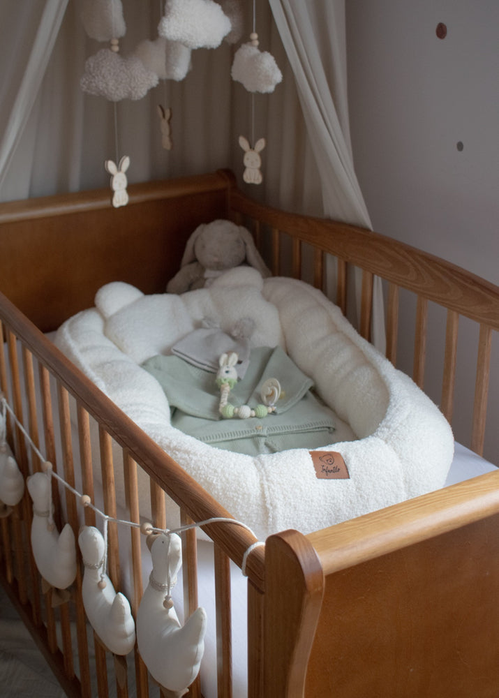 Kūdikių lizdelis Meškutis su pliušine pagalvėle – ypač švelnus ir jaukus