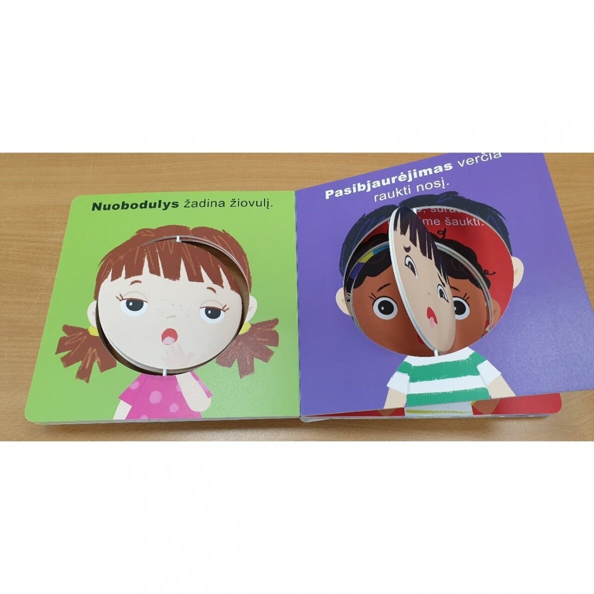 Emocijos Su sukiojamais veidukais – vaizdas 2