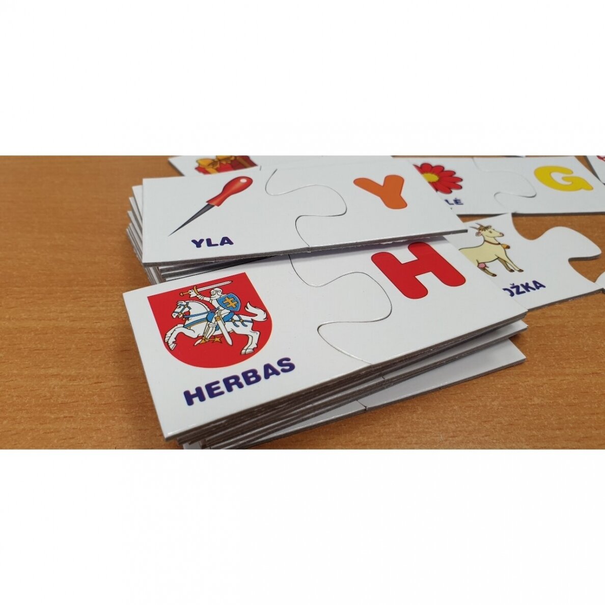 Raidžių dėlionė ir užduočių knygelė su 40 lipdukų 4-5 metų vaikams