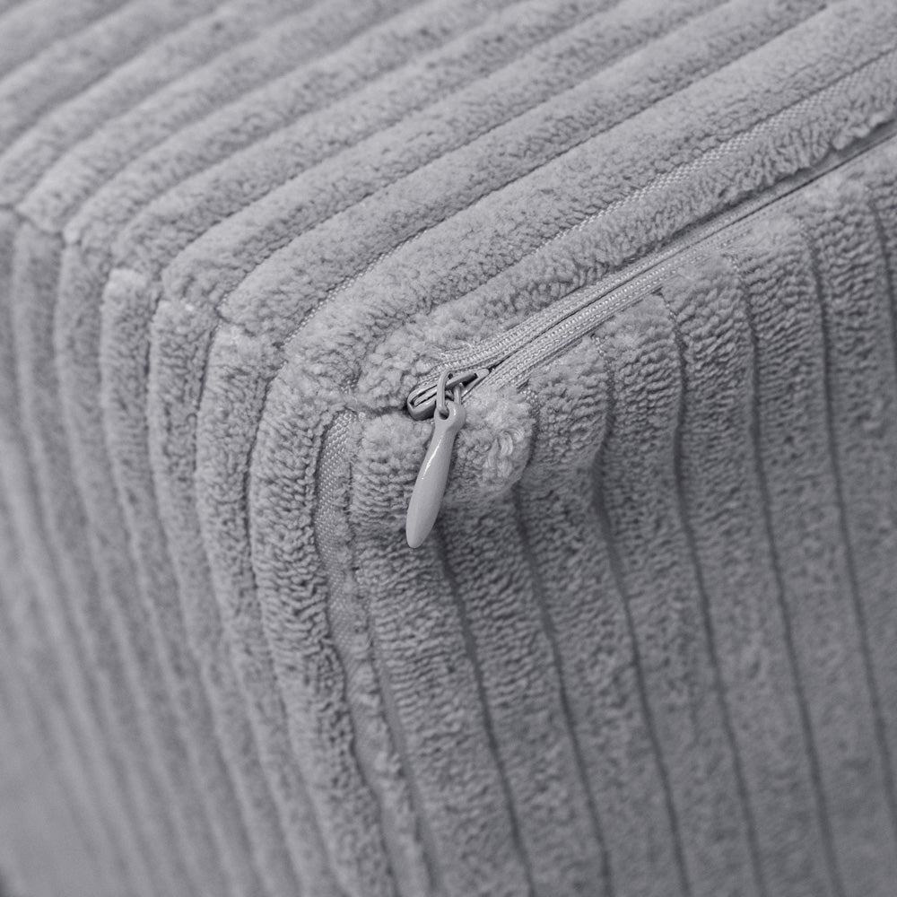 Pliušinis vaikų fotelis „Lizdas“, pilkas korduras, su vaiku – vaizdas 2