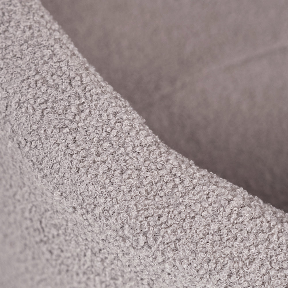 Pilkas baseinas su kamuoliukais, pastatytas kambaryje – vaizdas 7