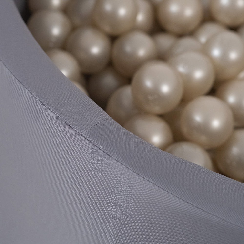 Pilkas lauko kamuoliukų baseinas ant žolės – vaizdas 9