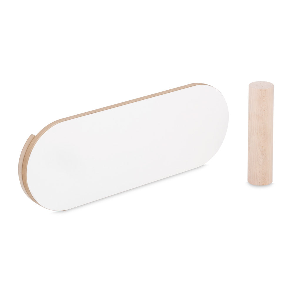 Balansinė lenta, vaikas stovi ant lentos ir laiko pusiausvyrą – vaizdas 2