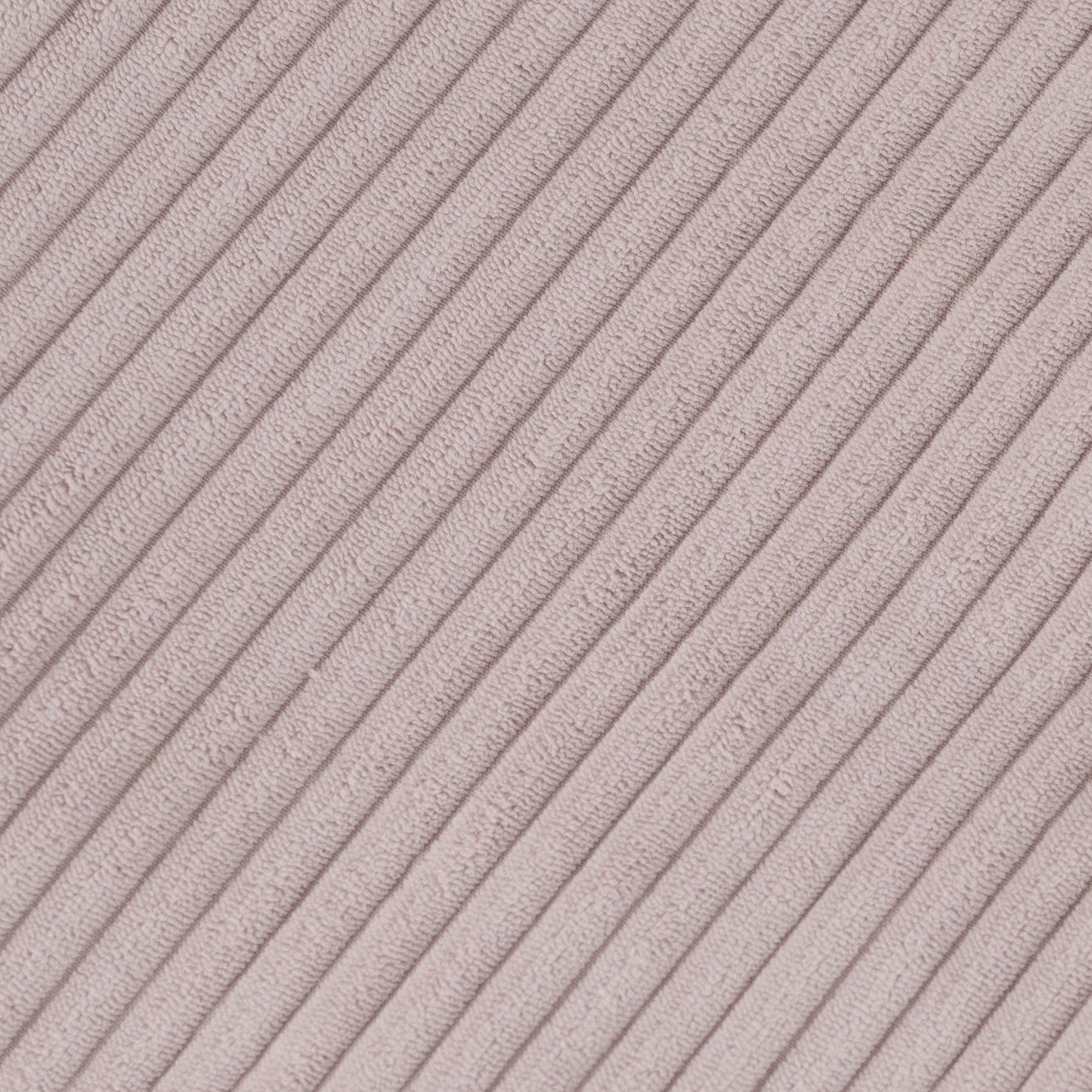 Šviesiai rožinis veliūro fotelis su vaiku, žaidimų kambaryje – vaizdas 2