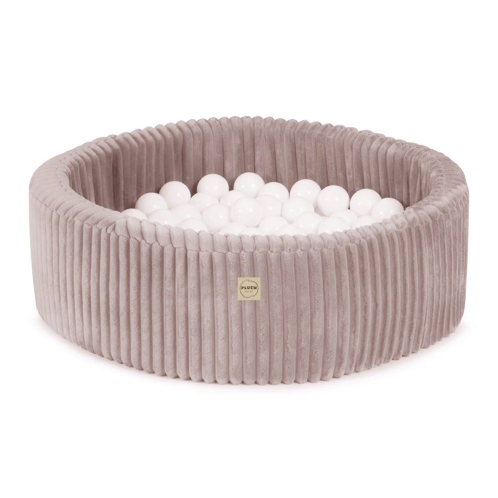 Rožinis pliušinis baseinas su kamuoliukais, greta balto fotelio – vaizdas 9