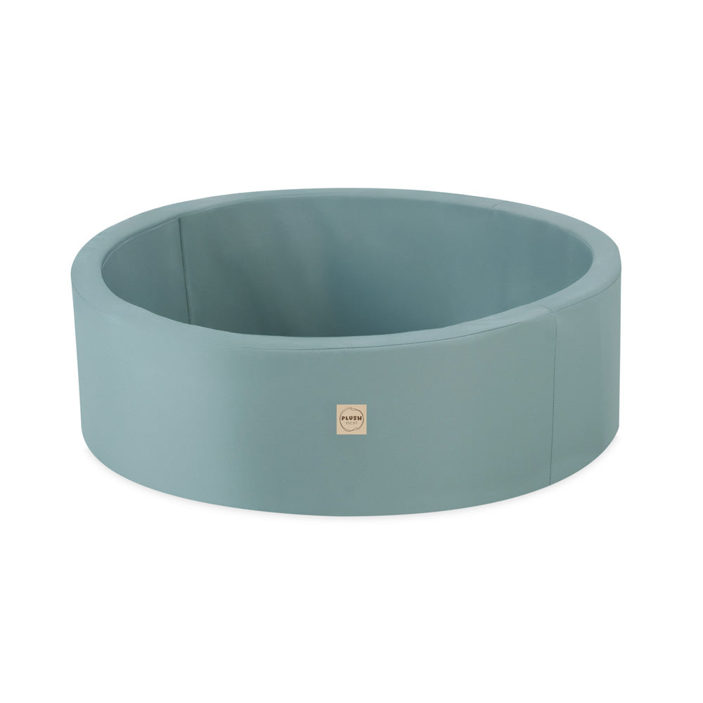 Žalias lauko kamuoliukų baseinas ant medinių grindų – vaizdas 8