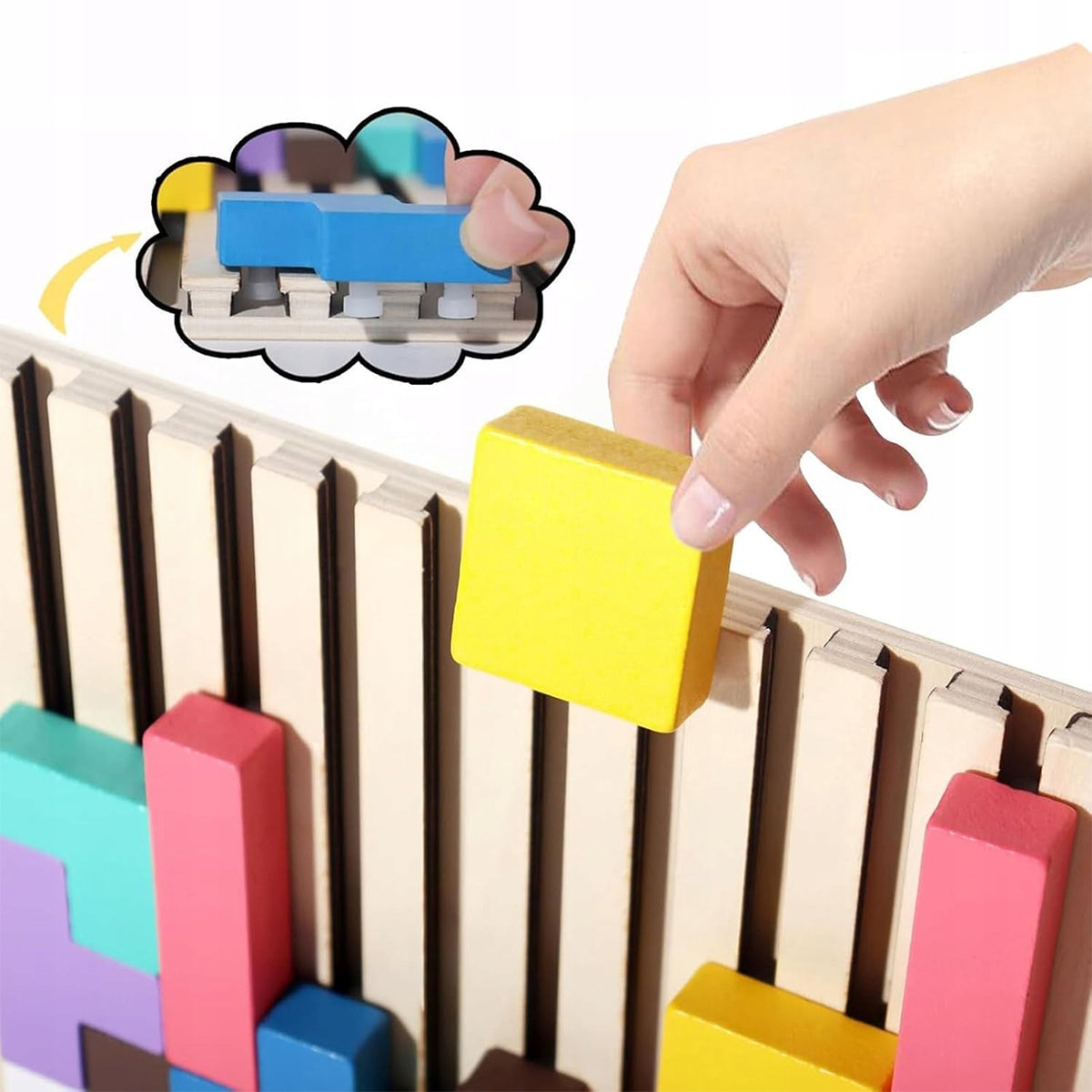 Vaikas surenka Medinius Tetris 3D blokelius ant medinio pagrindo – vaizdas 6