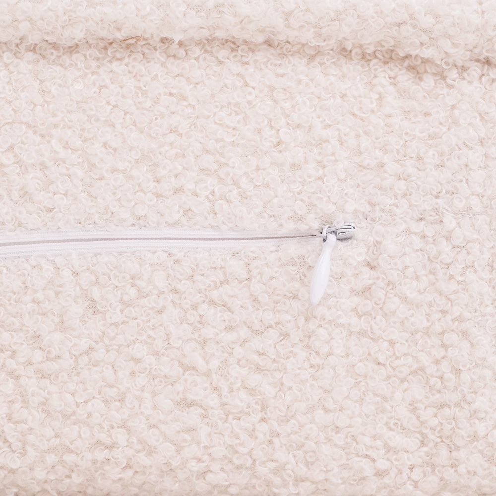 Pliušinis Vaikiškas Fotelis „Avinėlis“, Kreminis, vaikas sėdi – vaizdas 3