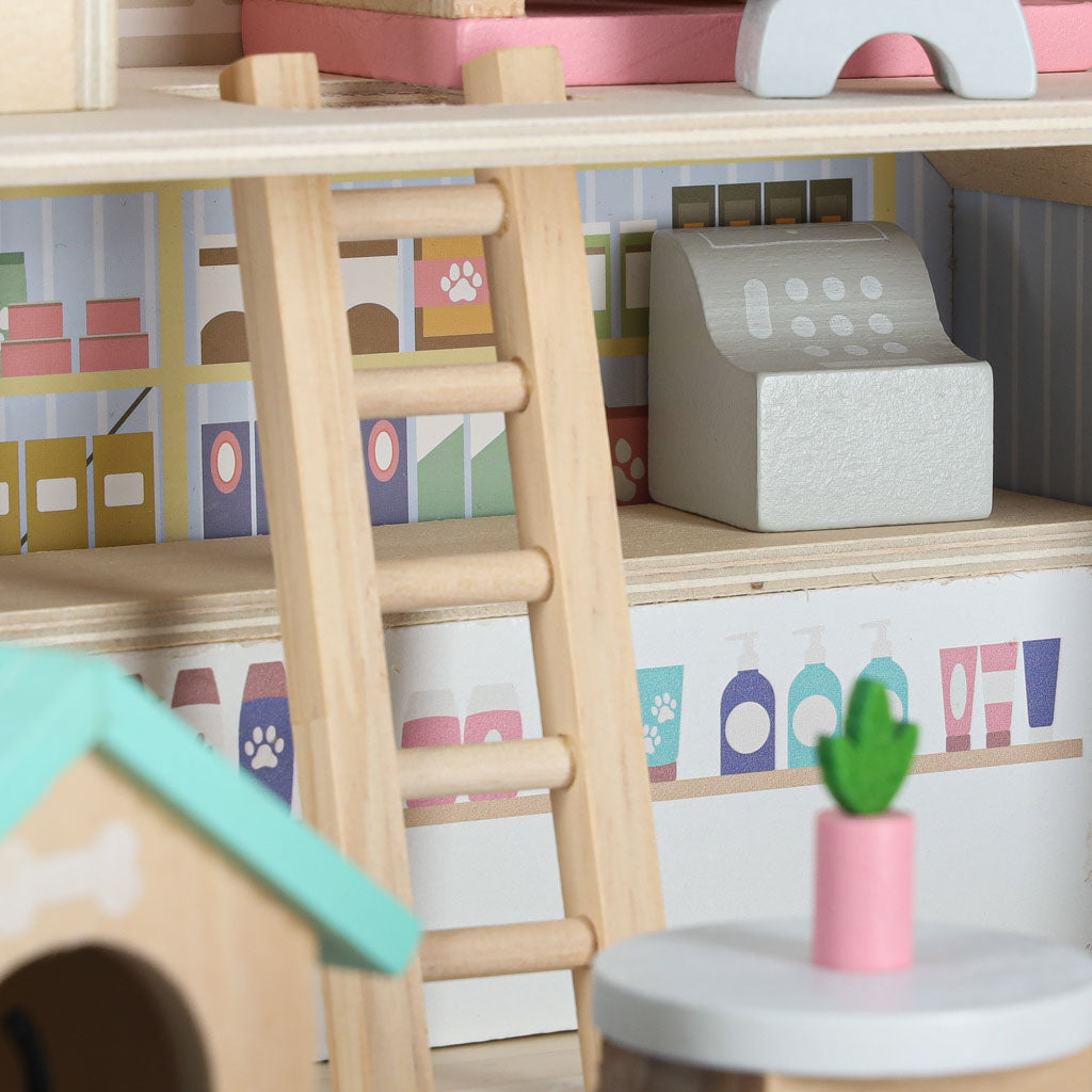 Namukas lagamine - viešbutis SPA gyvūnams su mediniais baldeliais ir figūrėlėmis