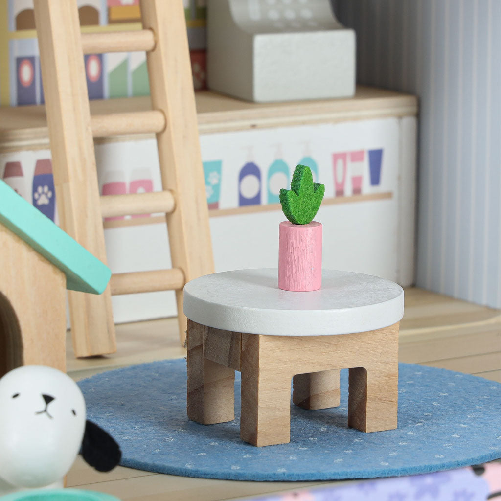 Namukas lagamine - viešbutis SPA gyvūnams su mediniais baldeliais ir figūrėlėmis