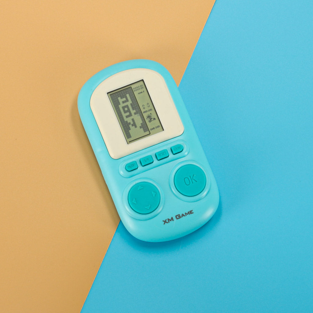 Mėlyna nešiojama retro stiliaus elektroninė žaidimų konsolė