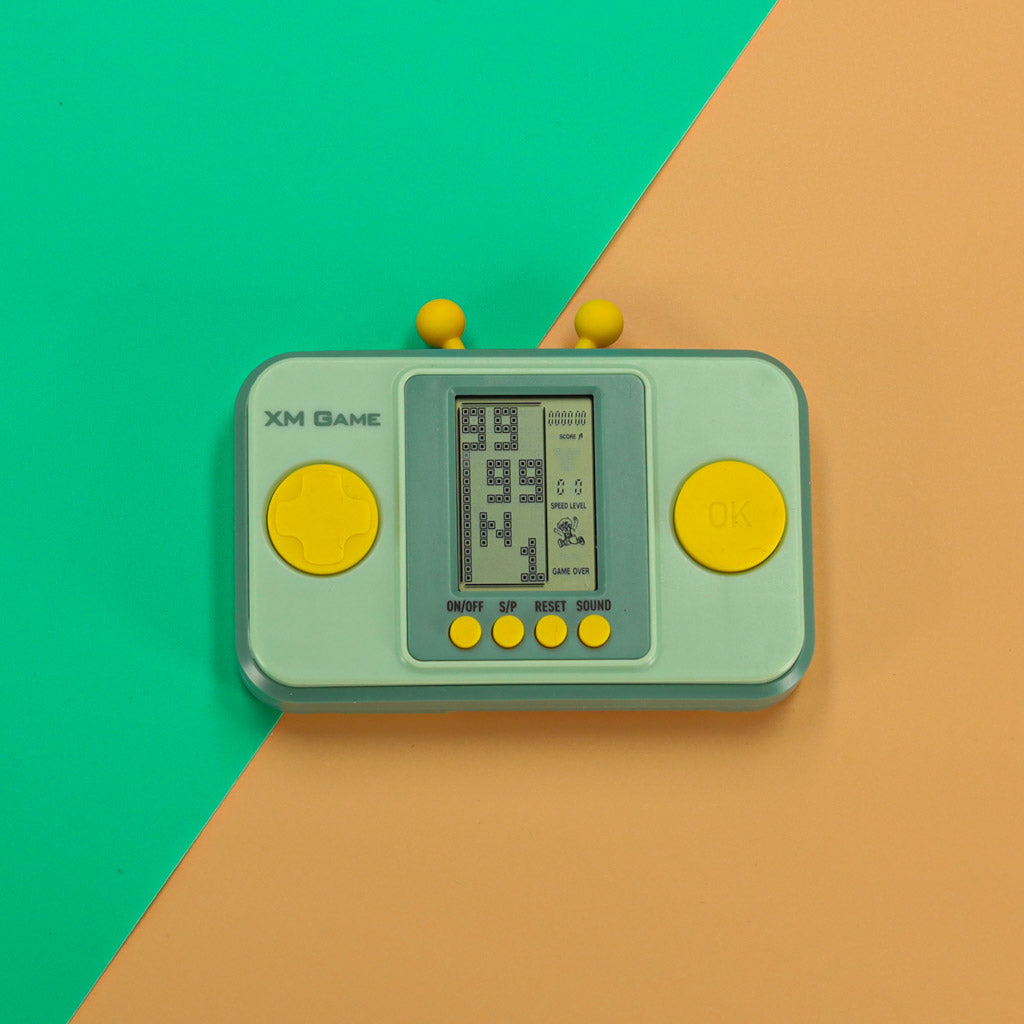 Nešiojama elektroninė arkadinių žaidimų konsolė, retro stiliaus, žalios spalvos