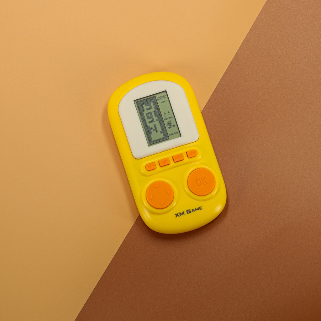 Geltonas nešiojamas kišeninis elektroninis arkadinis žaidimas