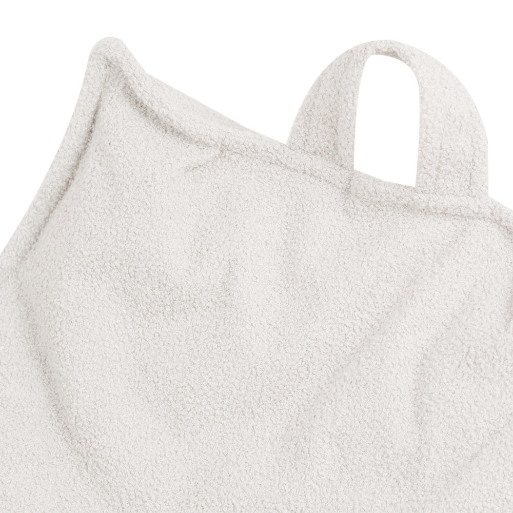 Fotelis šviesioje aplinkoje, rodoma pūkinė medžiaga – vaizdas 5