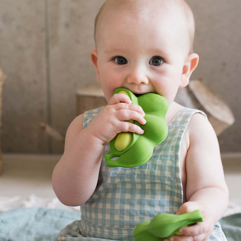 Oli&Carol natūralus dovanų rinkinys naujagimiui: 3 kramtukai – Ridikas, Bananas, Žirniai – vaizdas 7