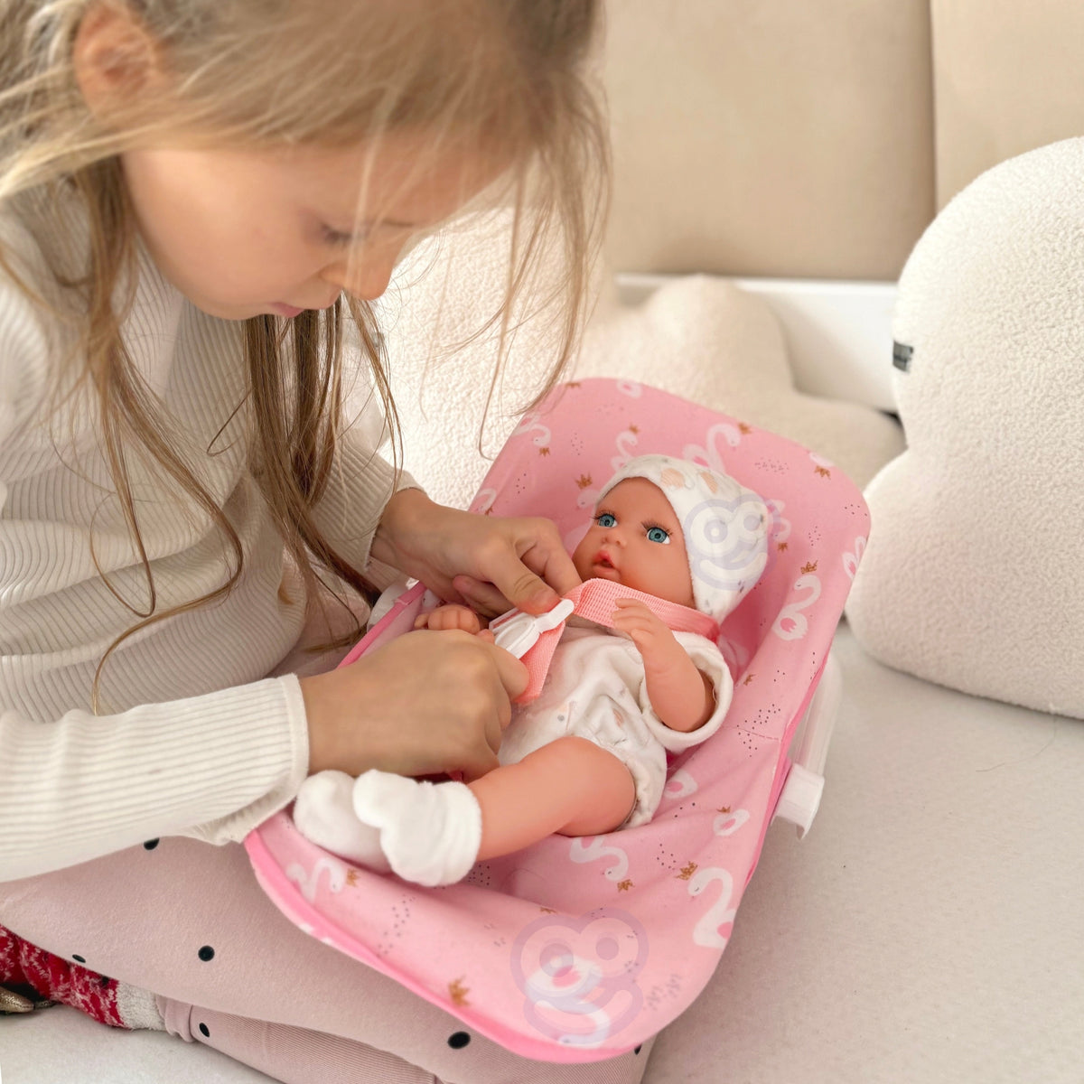 WOOPIE ROYAL Lėlė Kūdikis 30,5 cm su Rožine Nešykla – Rinkinys