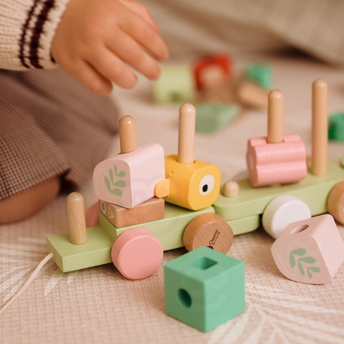 CLASSIC WORLD Montessori Medinis Vikšro Traukinukas-Dėlionė