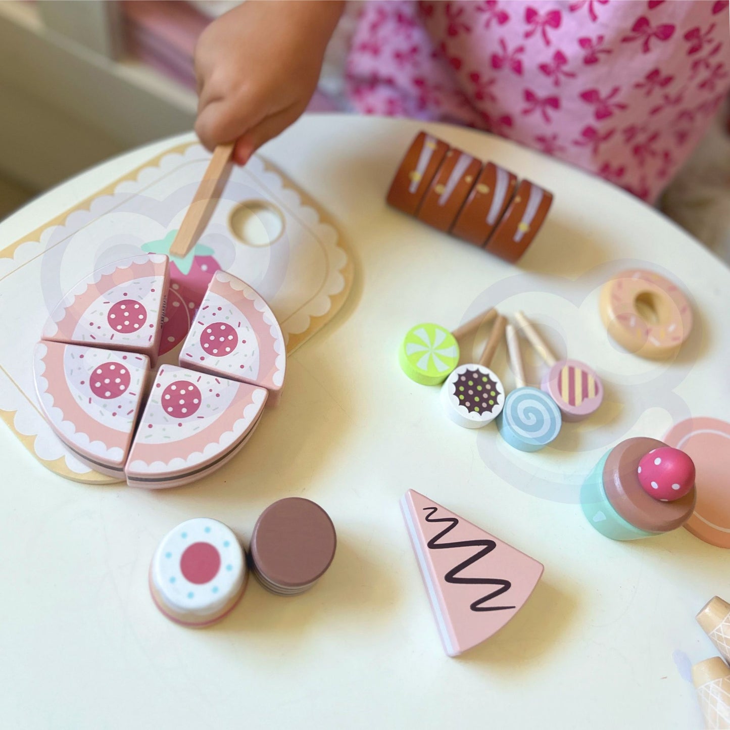 TOOKY TOY Medinis mažojo konditerio rinkinys – tortas ir saldumynai pjovimui su lipdukais – vaizdas 3