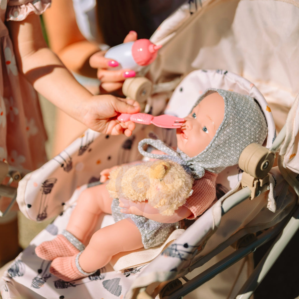 WOOPIE ROYAL Kūdikėlio lėlė 36 cm meškiuko kostiumėlyje su maitinimo priedais