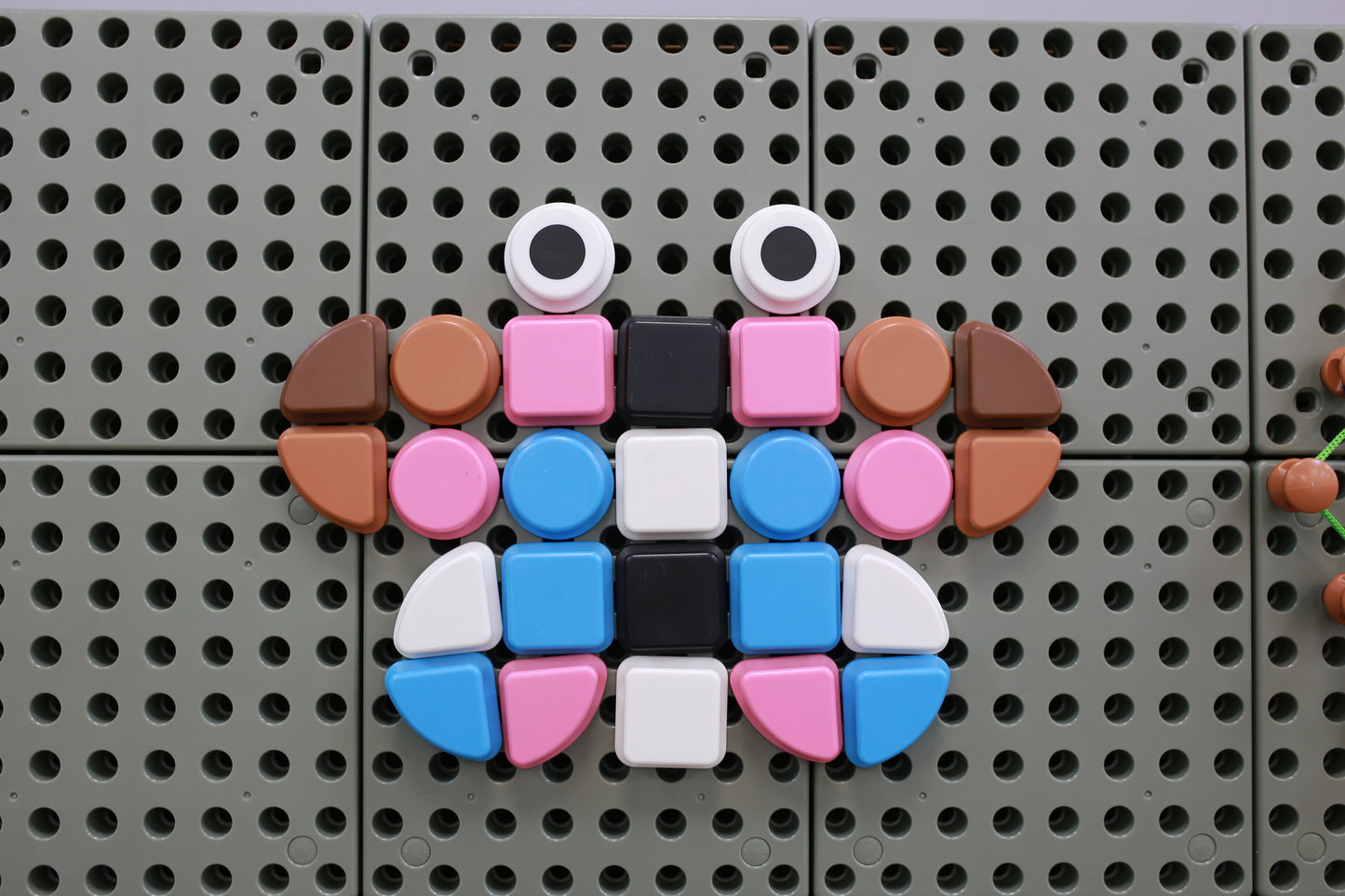 MASTERKIDZ 64 geometrinių kaištelių rinkinys STEM lentoms