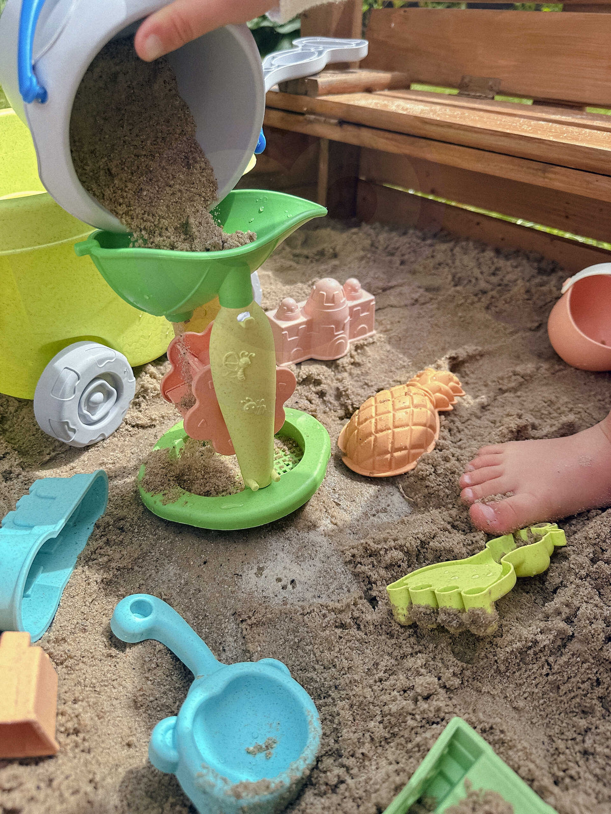 WOOPIE GREEN Smėlio žaislų rinkinys su vežimeliu, 13 dalių, ekologiškas