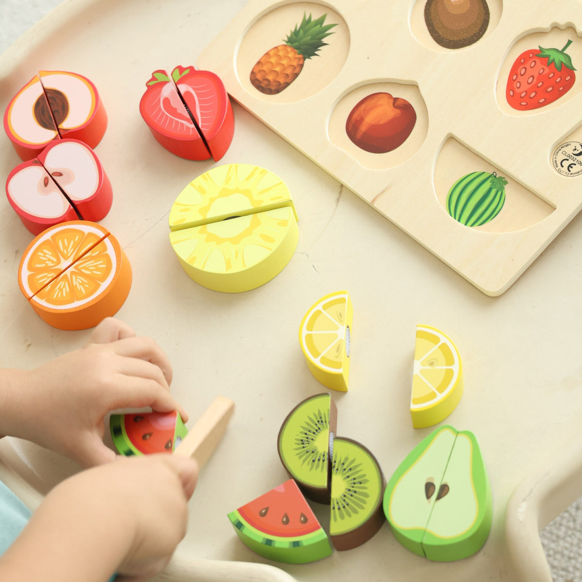 CLASSIC WORLD Montessori vaisių pjaustymo rinkinys 20 vnt.