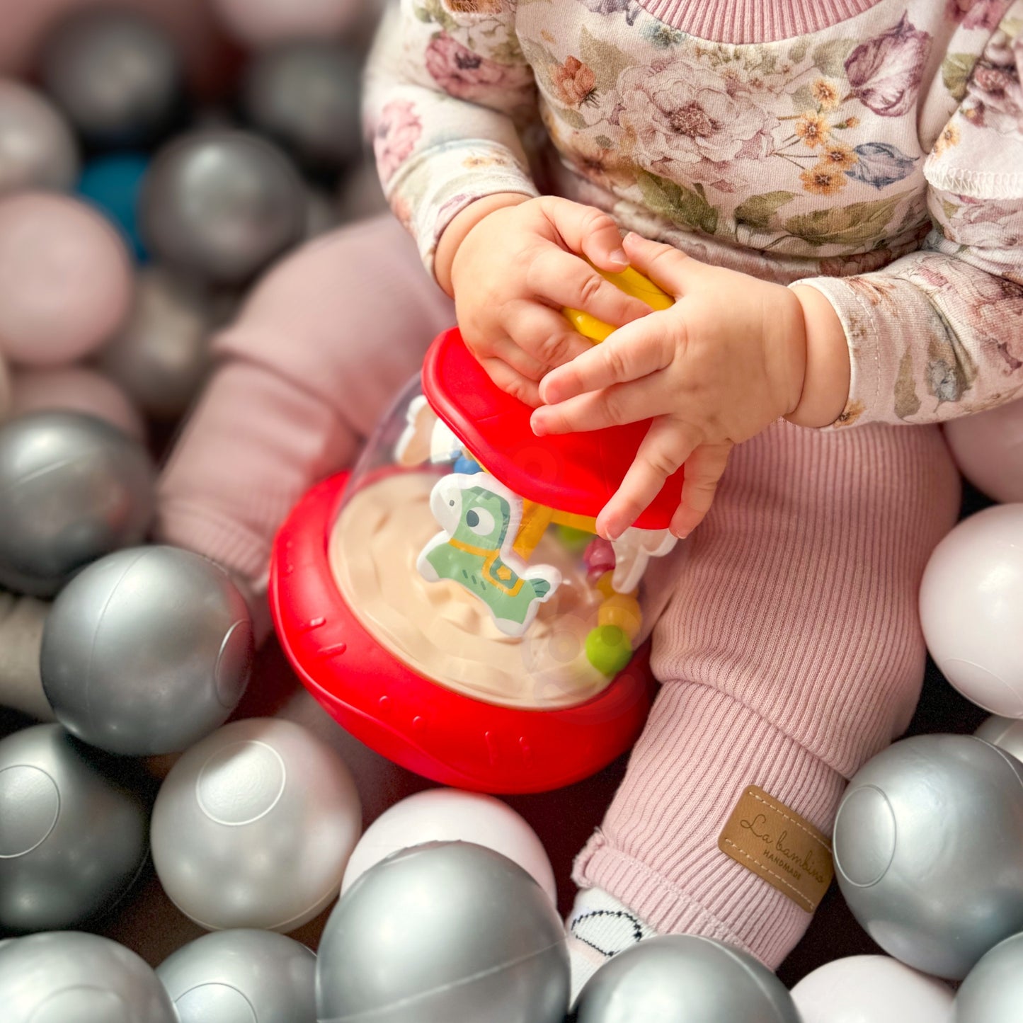 WOOPIE BABY Spalvingos Arkliukų Karuselė Suktukas Kūdikiams nuo 6 mėn.