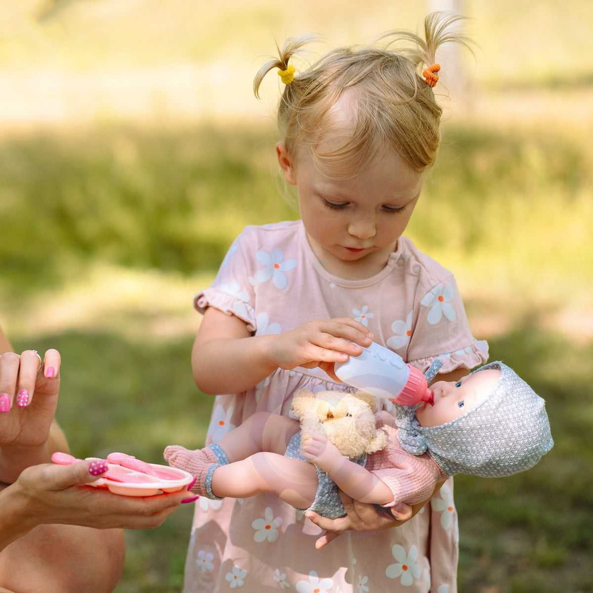 WOOPIE ROYAL Kūdikėlio lėlė 36 cm meškiuko kostiumėlyje su maitinimo priedais