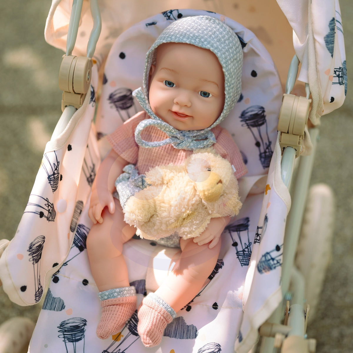 WOOPIE ROYAL Kūdikėlio lėlė 36 cm meškiuko kostiumėlyje su maitinimo priedais