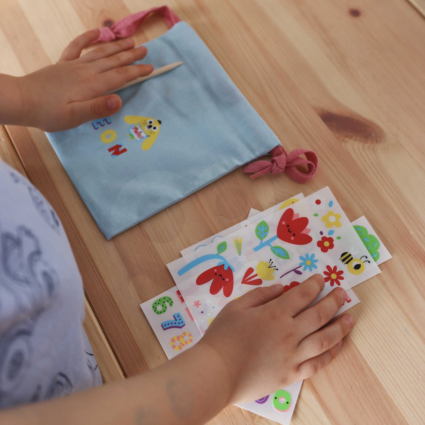 WOOPIE ART&FUN Kūrybinis rinkinys „Pasidaryk pats“: Rankinės / maišelio dekoravimas su lipdukais – vaizdas 2