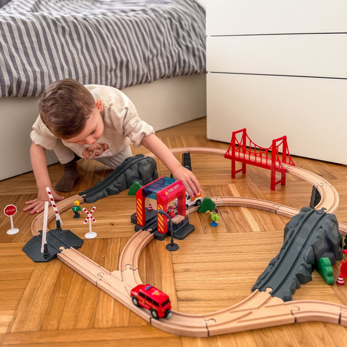 Tooky Toy Elektrinis medinis traukinys su ugniagesių tema, 70 dalių