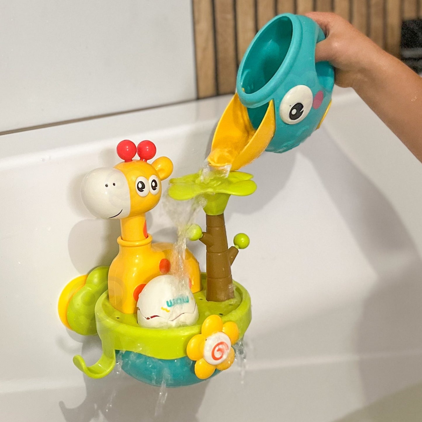 WOOPIE BABY Žirafos vonios žaislas su siurbtuku ir piltuvėliu
