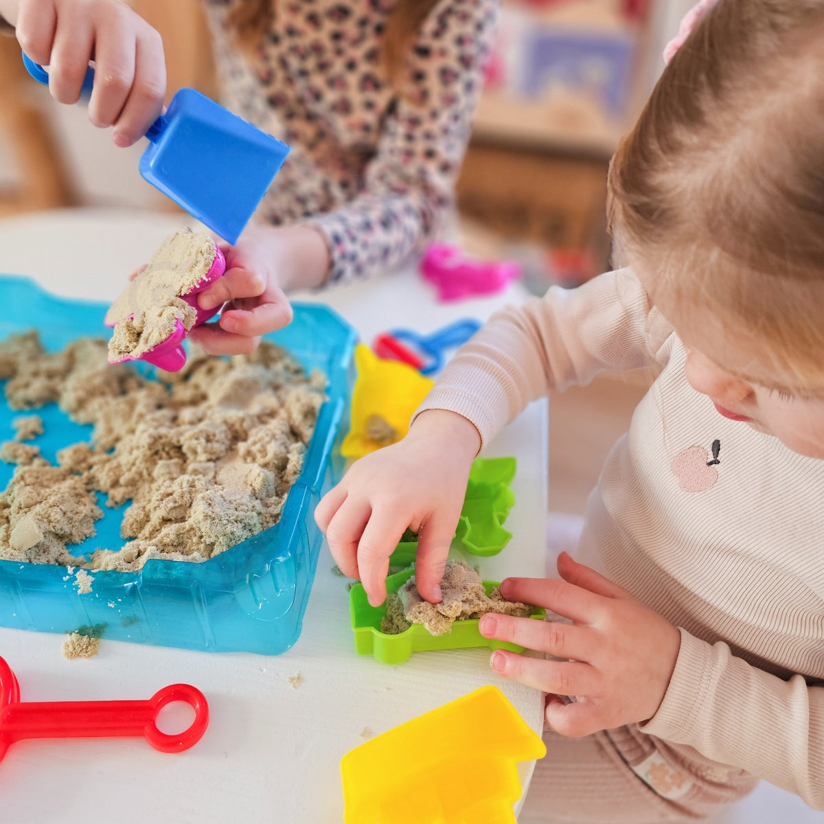 WOOPIE Kinetic Sand 0,5 kg Rinkinys su Formelėmis ir Stalu