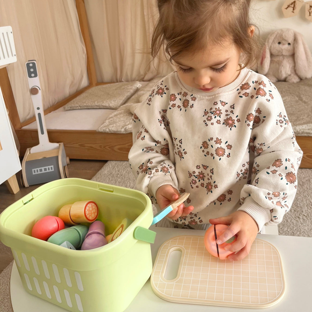 TOOKY TOY Medinė Pikniko Krepšelis su Maisto Pjaustymo Rinkiniu 21 vnt.