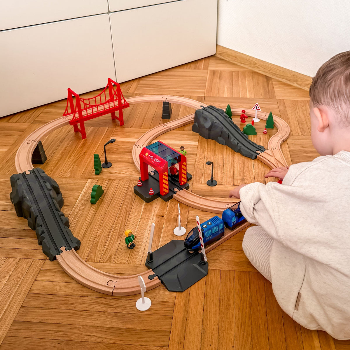 Tooky Toy Elektrinis medinis traukinys su ugniagesių tema, 70 dalių