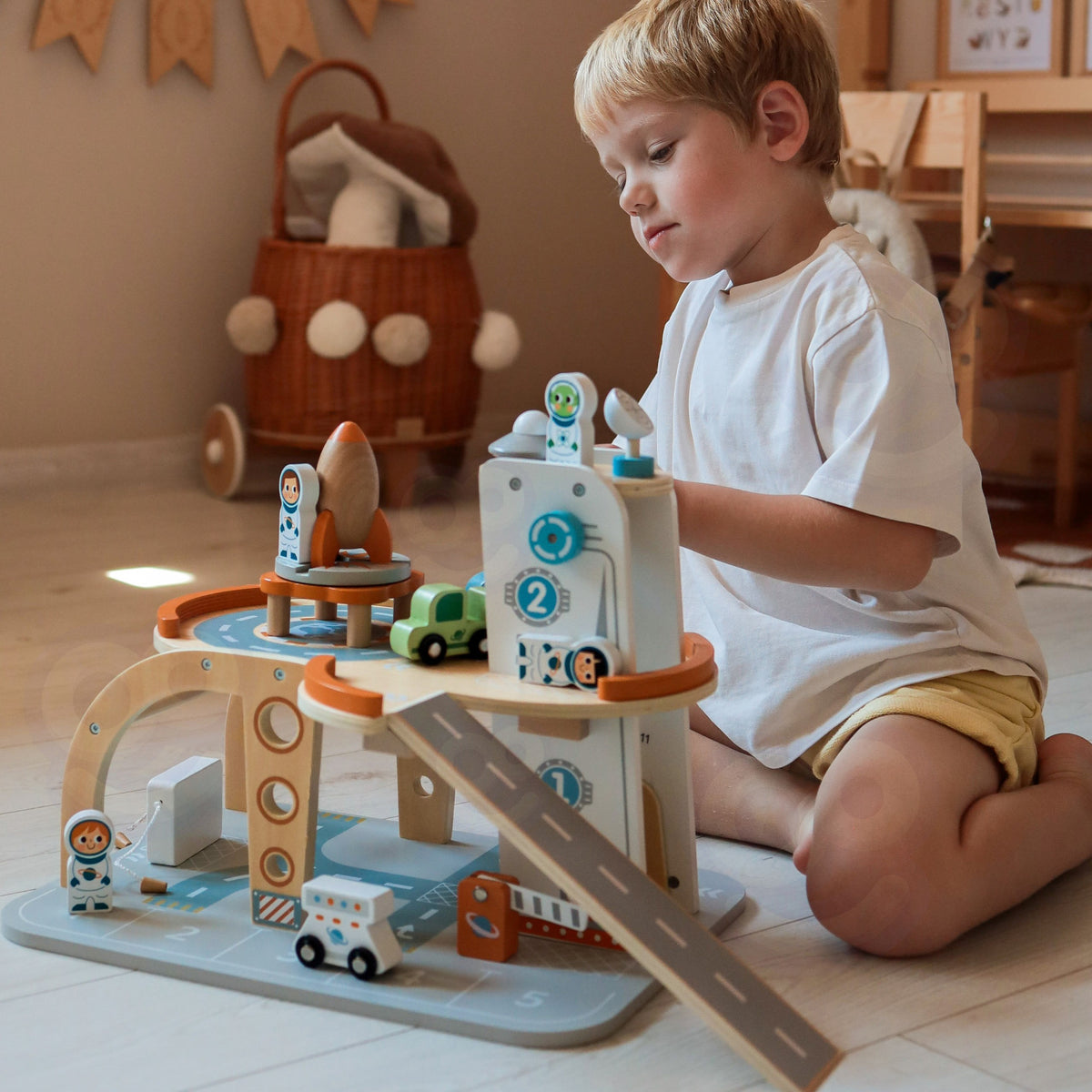 TOOKY TOY Medinė Kosminė Parkavimo Stotelė su Rakete