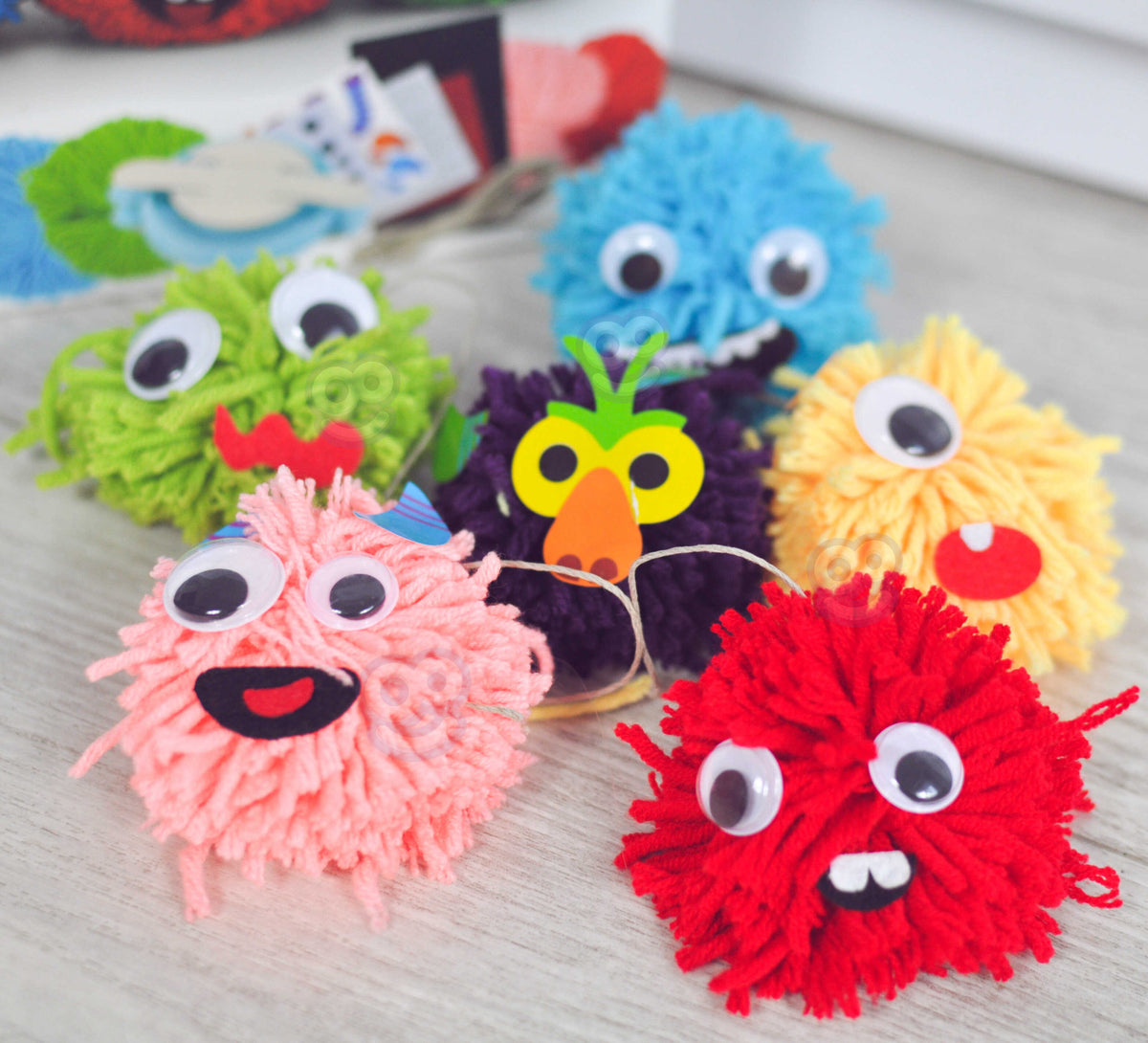 WOOPIE ART&FUN Kuriamas siūlų pūkuoto pabaisiuko rinkinys
