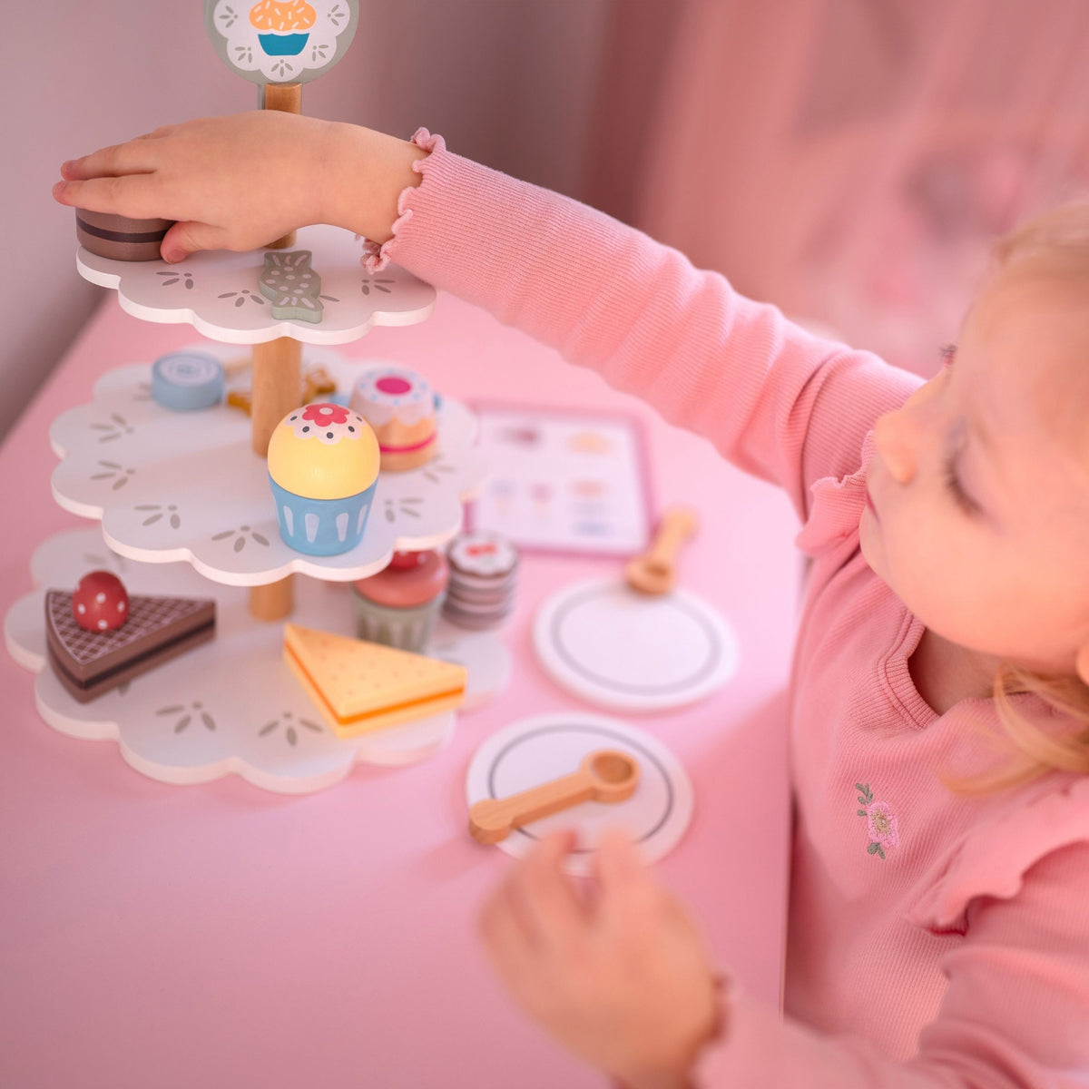 TOOKY TOY Medinis Saldumynų Stovas su Pyragaičiais 22 dalys