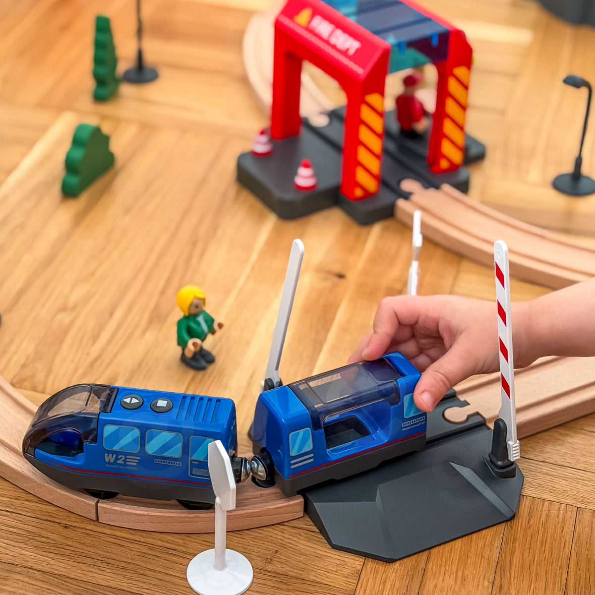 Tooky Toy Elektrinis medinis traukinys su ugniagesių tema, 70 dalių