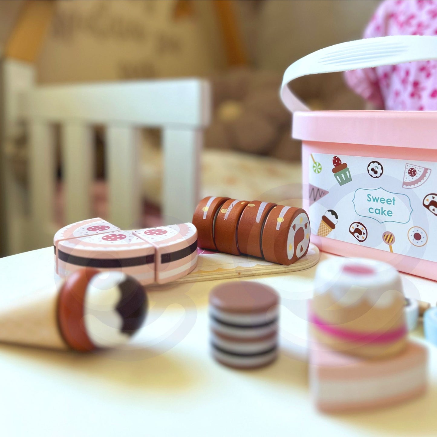 TOOKY TOY Medinis mažojo konditerio rinkinys – tortas ir saldumynai pjovimui su lipdukais – vaizdas 2