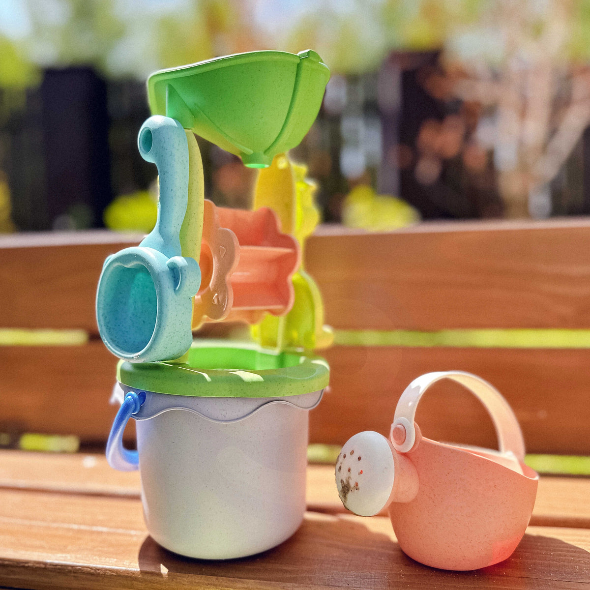 WOOPIE GREEN Smėlio žaislų rinkinys su vežimeliu, 13 dalių, ekologiškas