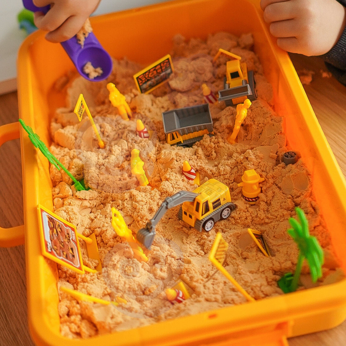 WOOPIE Kinetic Sand XXL Statybų aikštelės rinkinys su formelėmis 1,5 kg