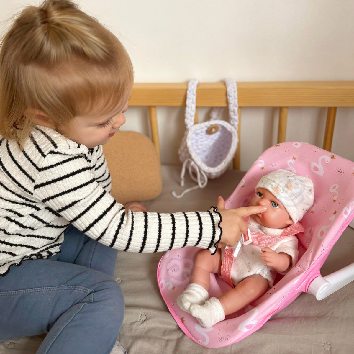 WOOPIE ROYAL Lėlė Kūdikis 30,5 cm su Rožine Nešykla – Rinkinys