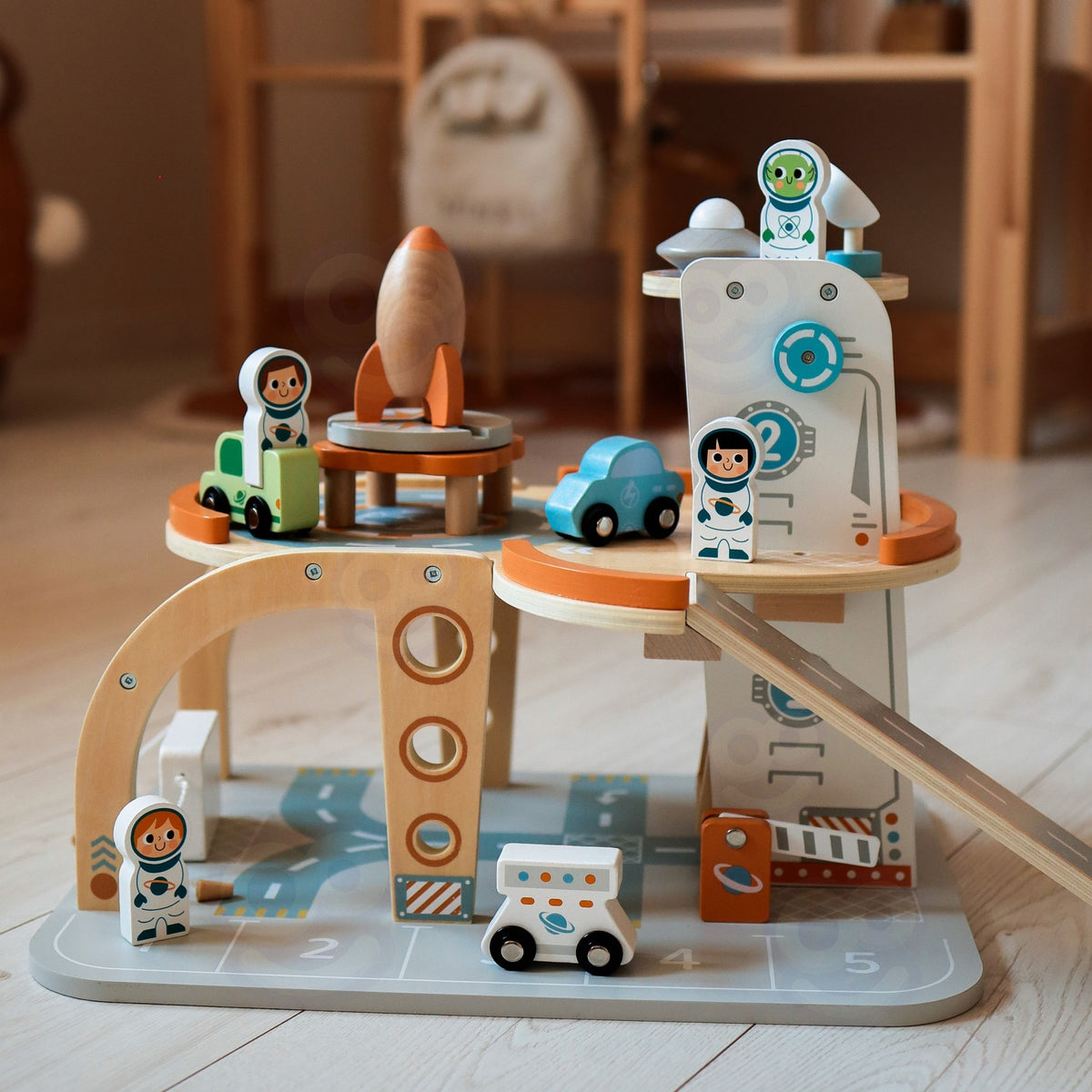 TOOKY TOY Medinė Kosminė Parkavimo Stotelė su Rakete