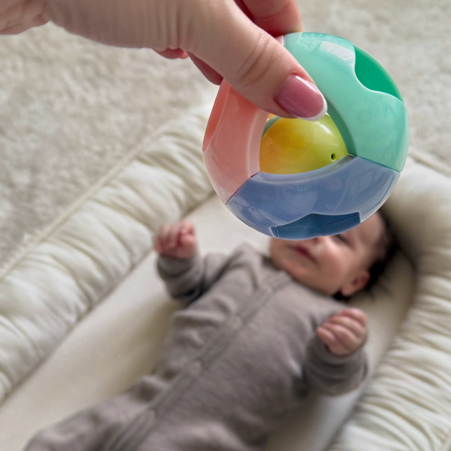 WOOPIE BABY Pastelinė barškanti kamuolio formos mašinėlė ropojimo skatinimui (0m+) – vaizdas 3