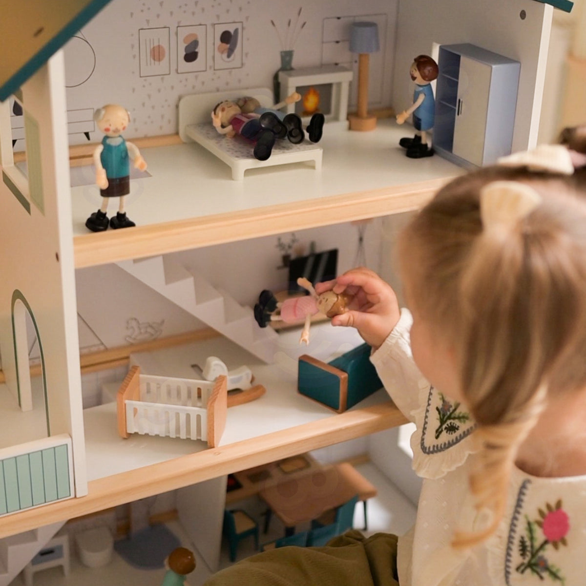 TOOKY TOY Didelis medinis lėlių namelis su figūrėlėmis, FSC – vaizdas 3