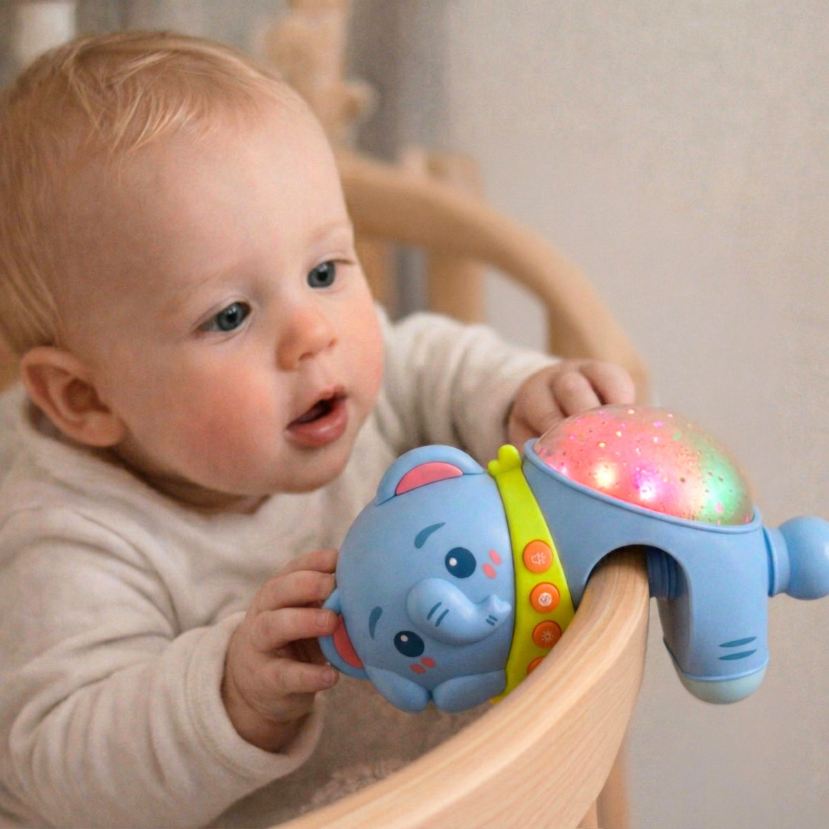 WOOPIE BABY dramblys su žvaigždžių projektoriumi ir naktine lempute