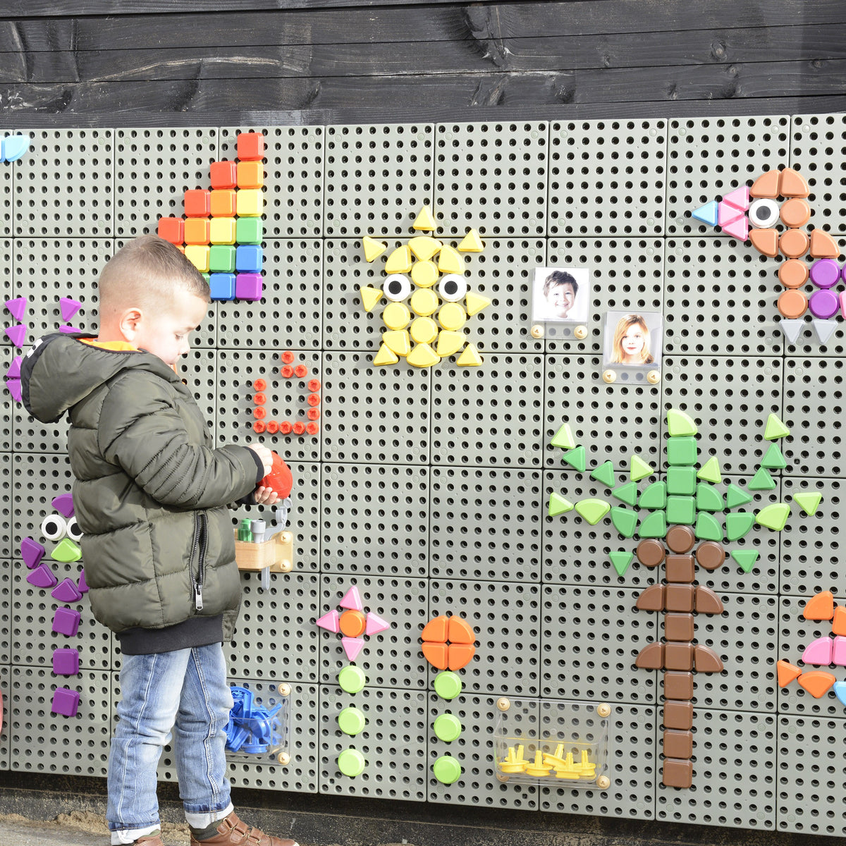 MASTERKIDZ 64 geometrinių formų kaladėlių STEM lentoms