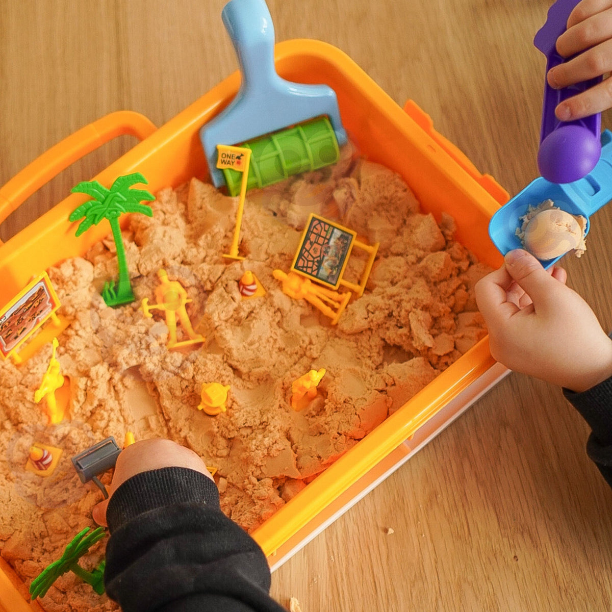 WOOPIE Kinetic Sand XXL Statybų aikštelės rinkinys su formelėmis 1,5 kg